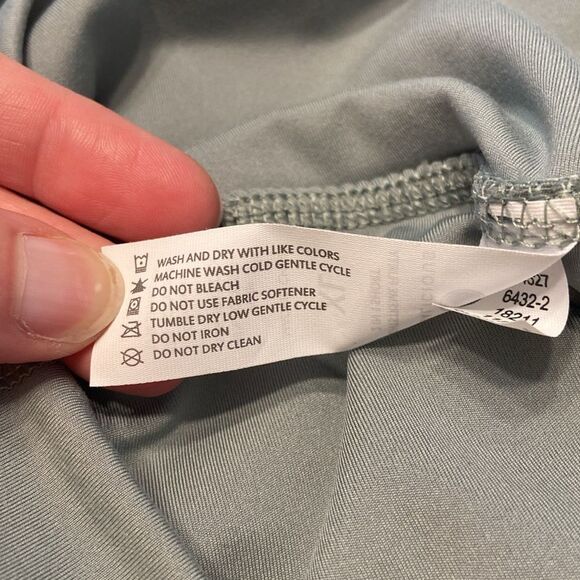 Yogalicious Sage Green Lightsreme Flirty 2 in 1 Short Size XL - Picture 7 of 7